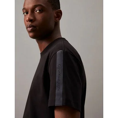 Camiseta Calvin Klein... 2