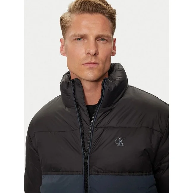 Chaqueta Calvin Klein Negra y Azul...