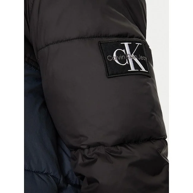 Chaqueta Calvin Klein Negra y Azul...