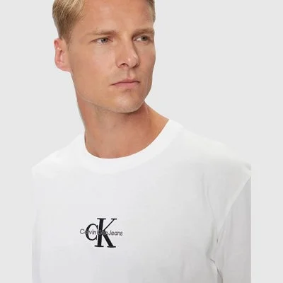 Camiseta Calvin Klein... 2