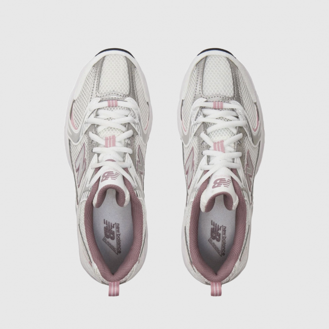 tenis new balance gris con rosa