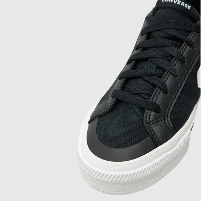 Zapatillas Converse Negras y Blancas