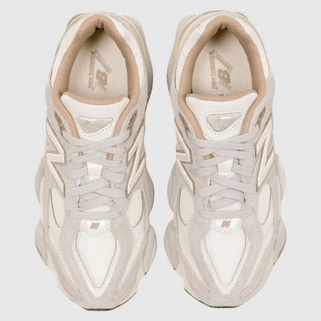 Zapatillas New Balance Beiges y Blancas