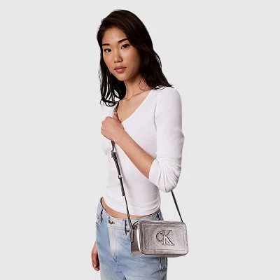 Bolso Calvin Klein Plateado... 2